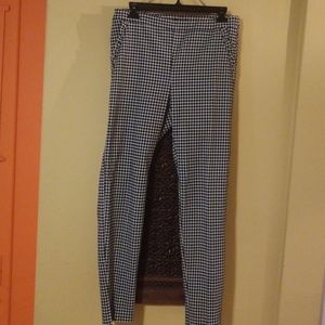 Skinny leg Houndstooth print jeggings.